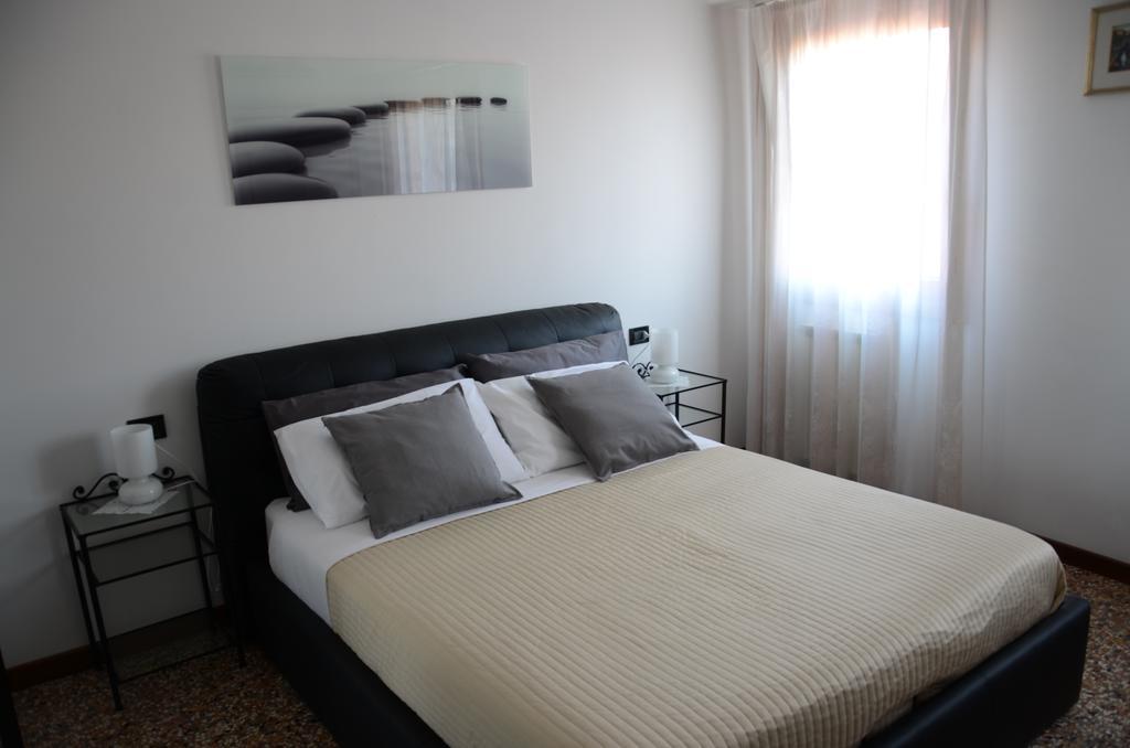 Ca' Delfina Holiday Home Венеция Номер фото