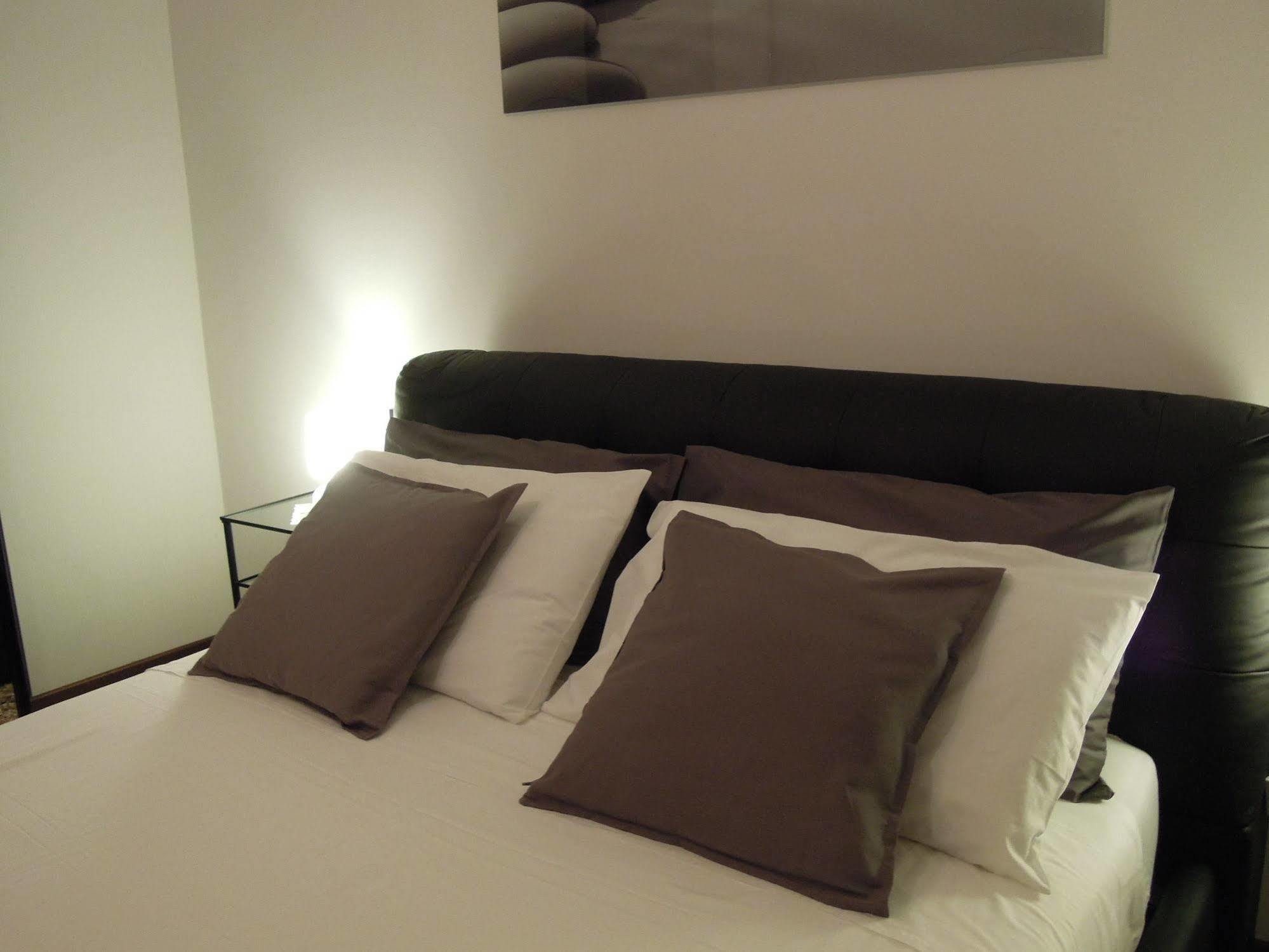Ca' Delfina Holiday Home Венеция Экстерьер фото