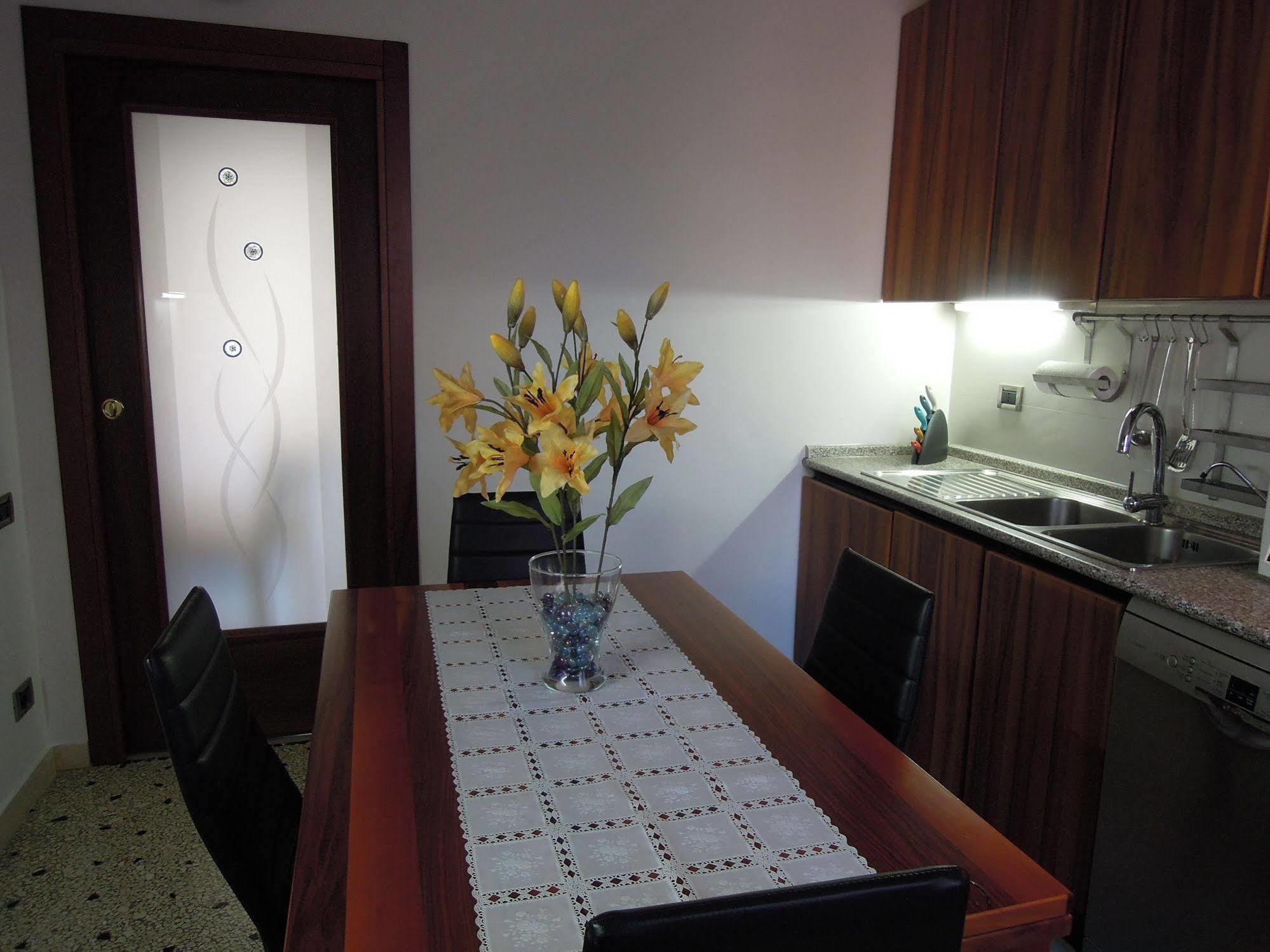 Ca' Delfina Holiday Home Венеция Экстерьер фото