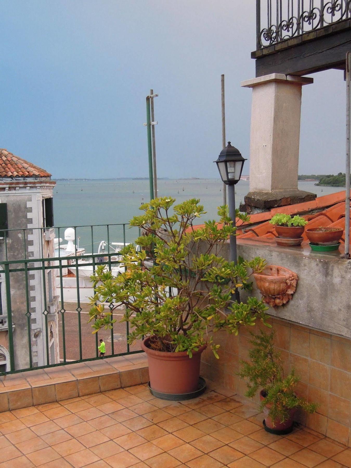 Ca' Delfina Holiday Home Венеция Экстерьер фото