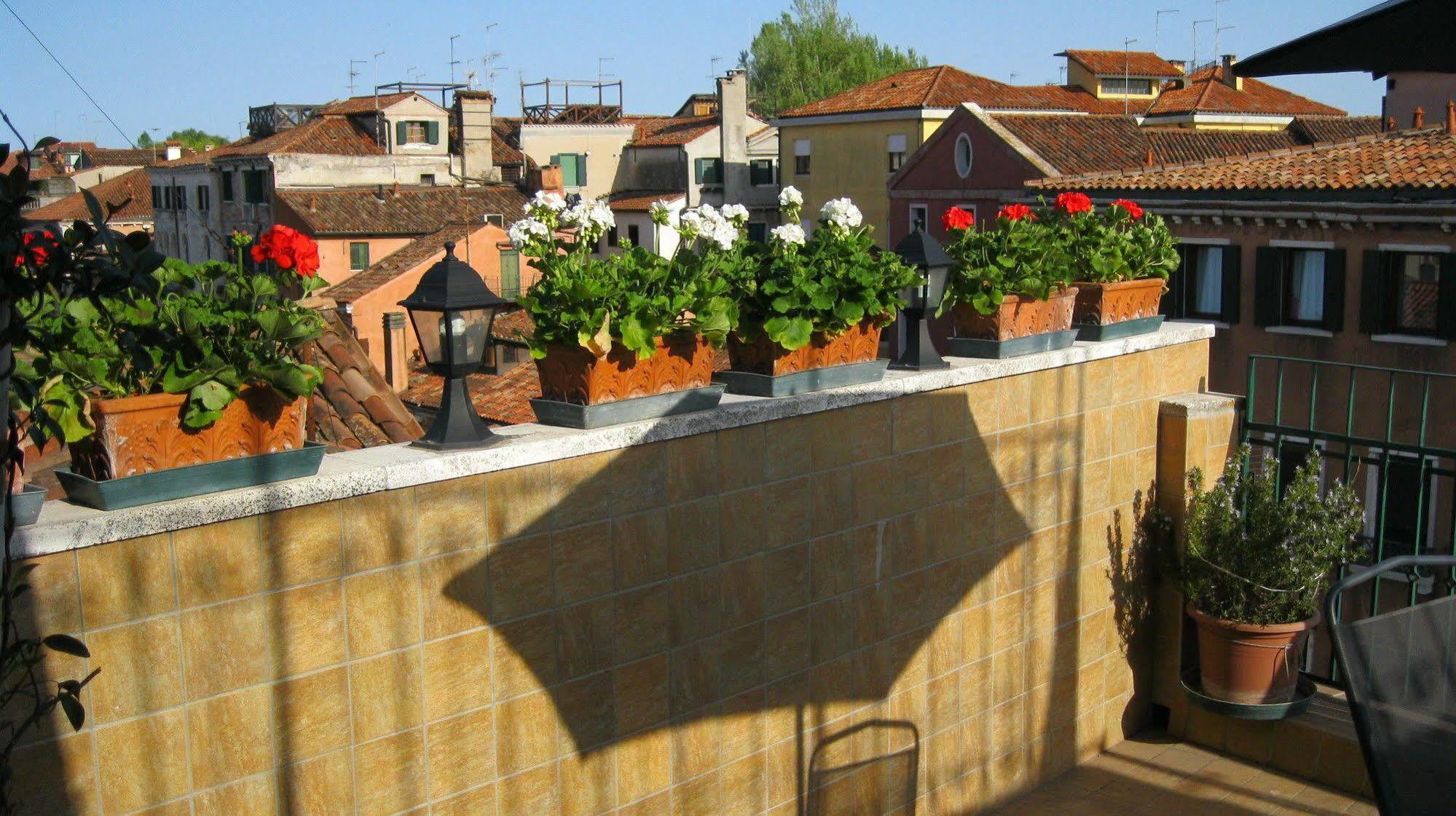 Ca' Delfina Holiday Home Венеция Экстерьер фото