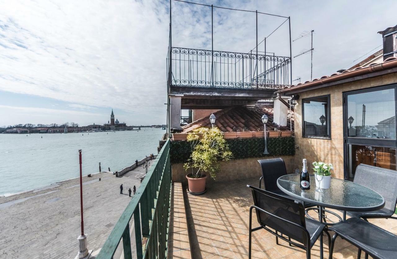 Ca' Delfina Holiday Home Венеция Экстерьер фото