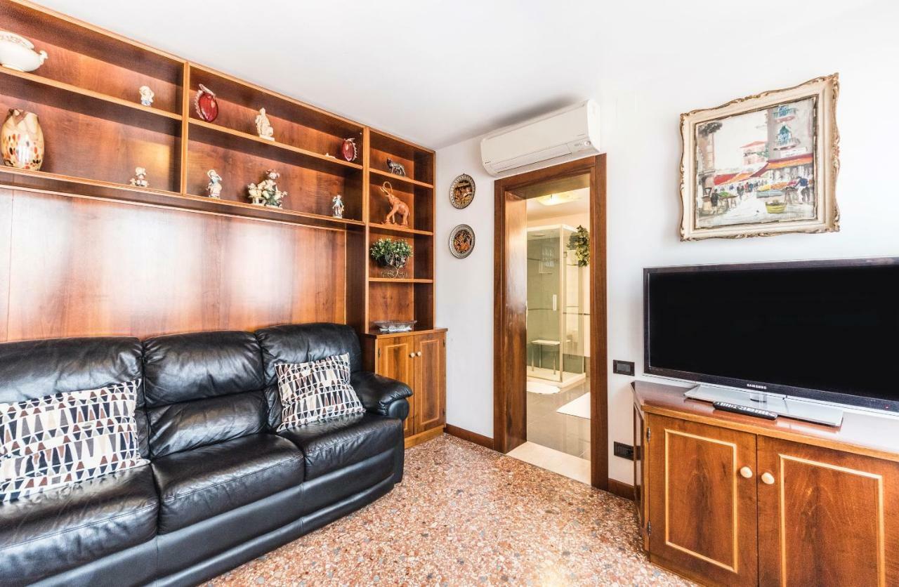 Ca' Delfina Holiday Home Венеция Экстерьер фото
